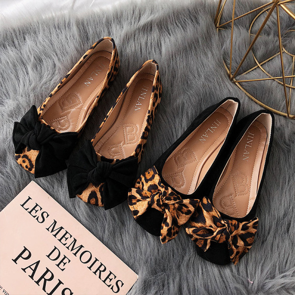 Aktuális női cipő szalaggal és lapos talppal