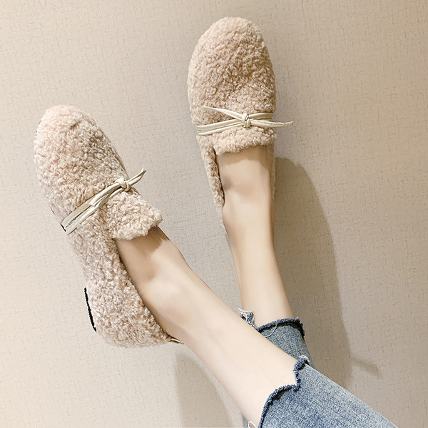 Ženske puhaste mokasine s ravnim potplatom i vezicama