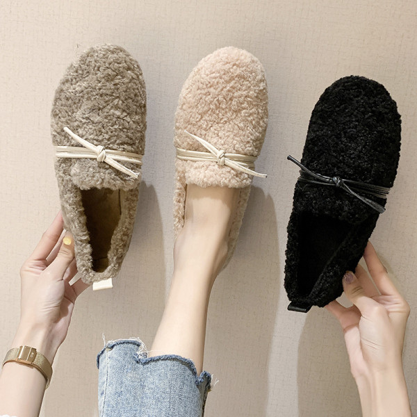 Ženske puhaste mokasine s ravnim potplatom i vezicama