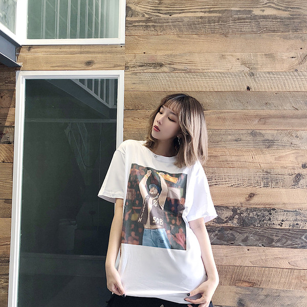 Valge vabaaja aplikatsiooni ja lühikeste varrukatega T-särk