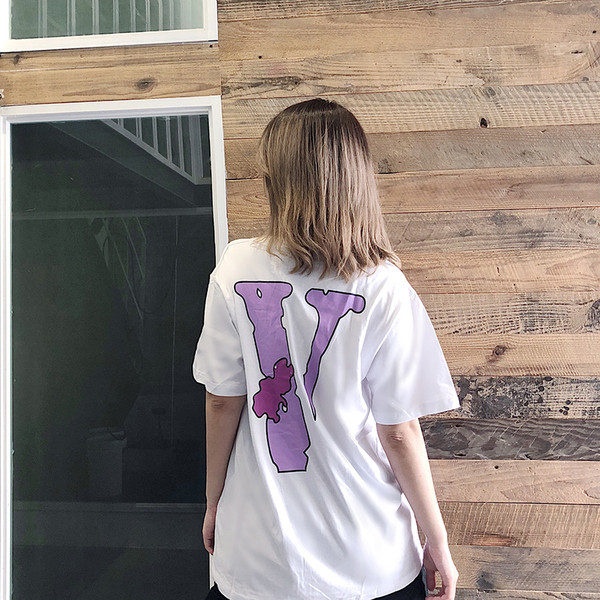 Valge vabaaja aplikatsiooni ja lühikeste varrukatega T-särk