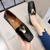 Bőr női cipő lapos talppal és fém elemmel