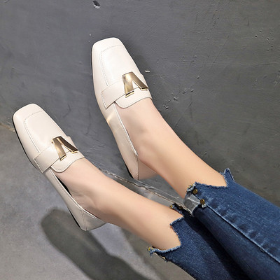 Bőr női cipő lapos talppal és fém elemmel