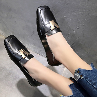 Bőr női cipő lapos talppal és fém elemmel