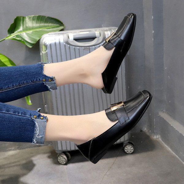 Bőr női cipő lapos talppal és fém elemmel