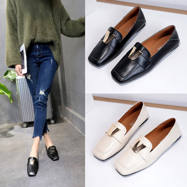 Bőr női cipő lapos talppal és fém elemmel