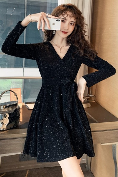 Rochie de dama stralucitoare model decupata cu maneci lungi si decolteu spitz