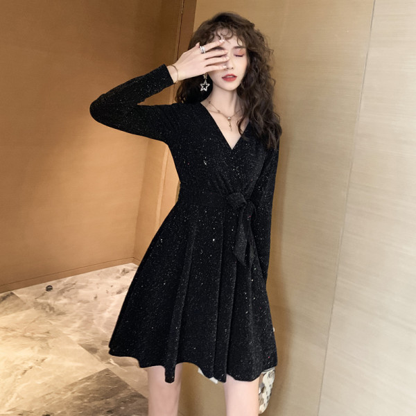 Rochie de dama stralucitoare model decupata cu maneci lungi si decolteu spitz