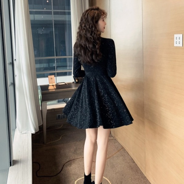 Rochie de dama stralucitoare model decupata cu maneci lungi si decolteu spitz