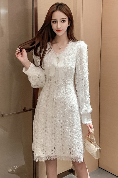 Stílusos női ruha csipkével és spitz nyakkivágással