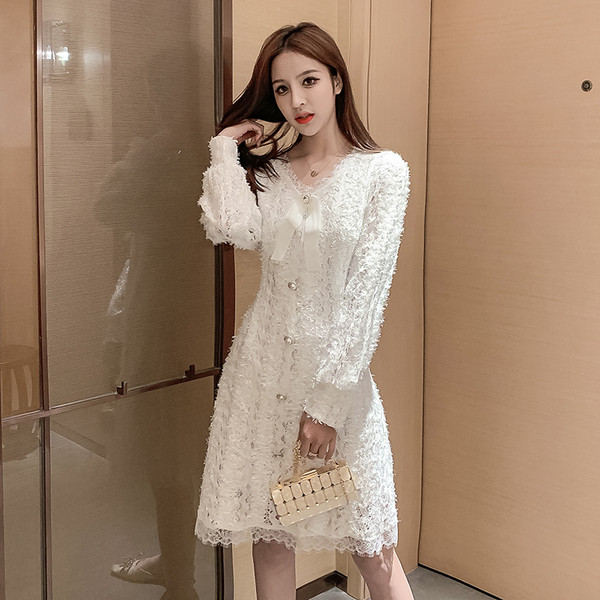 Stílusos női ruha csipkével és spitz nyakkivágással