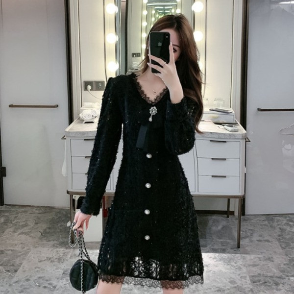 Stílusos női ruha csipkével és spitz nyakkivágással