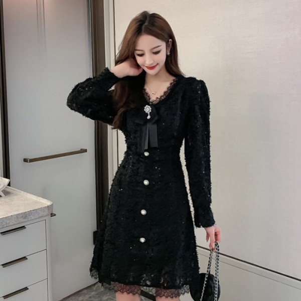 Stílusos női ruha csipkével és spitz nyakkivágással