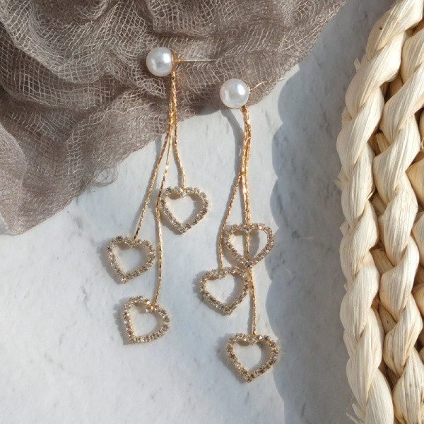 Női fülbevaló szívecskékkel