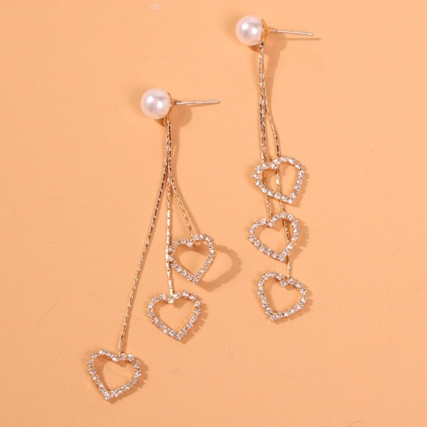 Női fülbevaló szívecskékkel