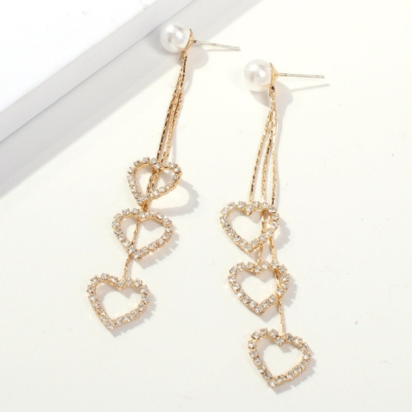 Női fülbevaló szívecskékkel