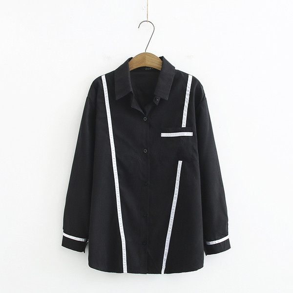 Moderna ženska košulja s klasičnim ovratnikom i džepom