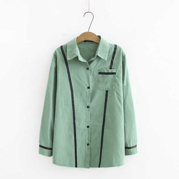 Moderna ženska košulja s klasičnim ovratnikom i džepom