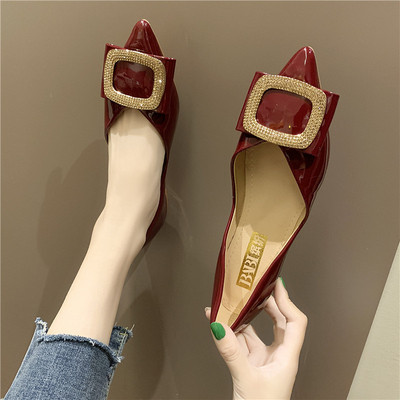 Stilingi moteriški batai su metaline sagtimi smailiu modeliu