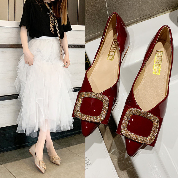 Stilingi moteriški batai su metaline sagtimi smailiu modeliu