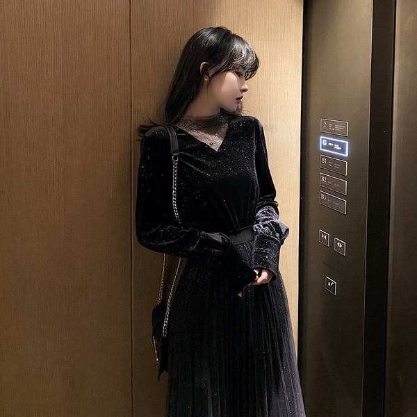 Gara sieviešu samta kleita ar garām piedurknēm