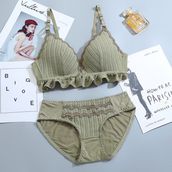 Set casual din două părți - un sutien triunghiular și bikini