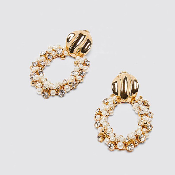 Kerek női fülbevaló gyöngyből és kövekből