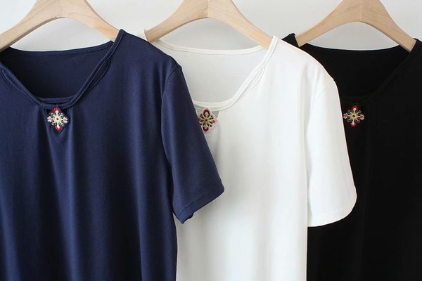 Hímzéses, rövid ujjú női alkalmi póló