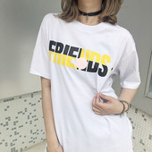 Baltos spalvos marškinėliai trumpomis rankovėmis ir užrašu