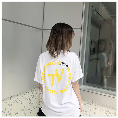 Baltos spalvos marškinėliai trumpomis rankovėmis ir užrašu