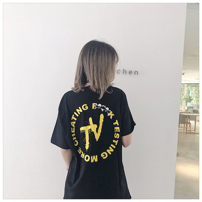 Baltos spalvos marškinėliai trumpomis rankovėmis ir užrašu