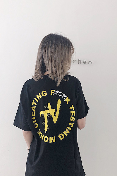 Baltos spalvos marškinėliai trumpomis rankovėmis ir užrašu