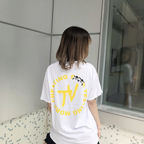 Baltos spalvos marškinėliai trumpomis rankovėmis ir užrašu