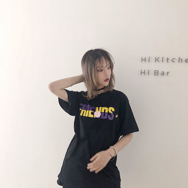 Baltos spalvos marškinėliai trumpomis rankovėmis ir užrašu