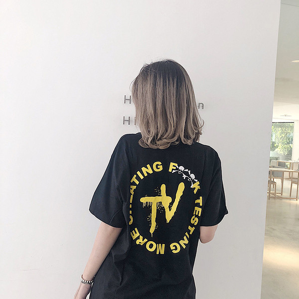 Baltos spalvos marškinėliai trumpomis rankovėmis ir užrašu