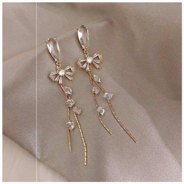 Cercei de damă atârnați cu panglică și pietre