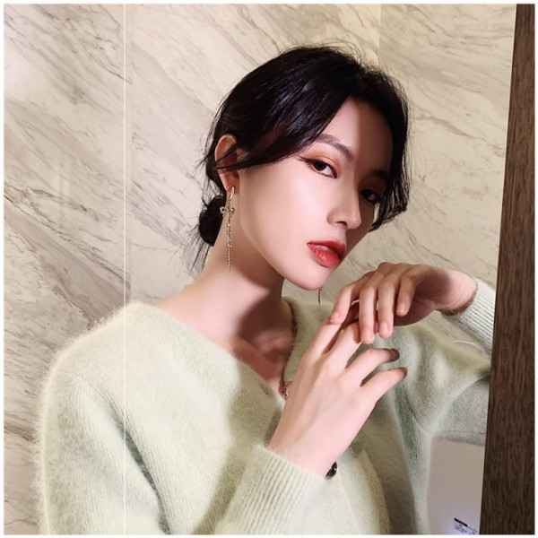 Cercei de damă atârnați cu panglică și pietre