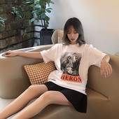 Tricou casual cu aplicație și mâneci scurte în alb