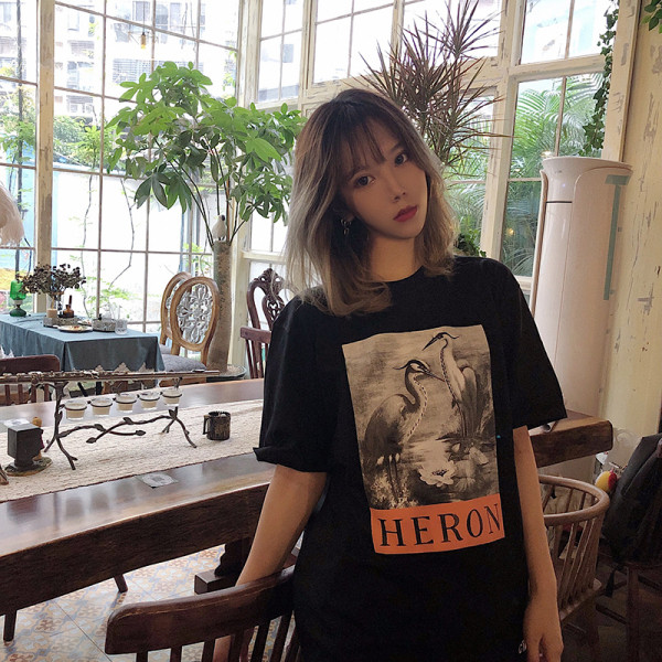 Tricou casual cu aplicație și mâneci scurte în alb