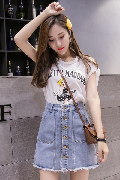 Fusta dama sport din denim cu elemente rupte si nasturi