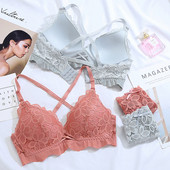 Moderns sieviešu divdaļīgs komplekts, kurā ietilpst krūšturis ar krusteniskām siksnām un bikini