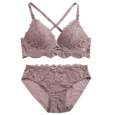 Moderns sieviešu divdaļīgs komplekts, kurā ietilpst krūšturis ar krusteniskām siksnām un bikini