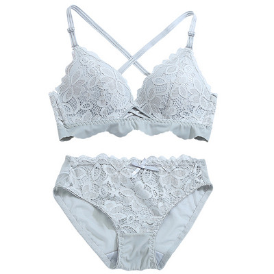 Moderns sieviešu divdaļīgs komplekts, kurā ietilpst krūšturis ar krusteniskām siksnām un bikini