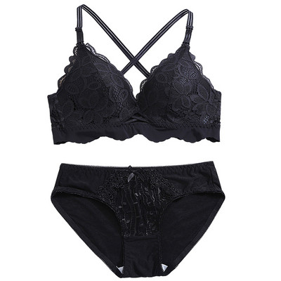 Moderns sieviešu divdaļīgs komplekts, kurā ietilpst krūšturis ar krusteniskām siksnām un bikini