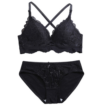 Moderns sieviešu divdaļīgs komplekts, kurā ietilpst krūšturis ar krusteniskām siksnām un bikini