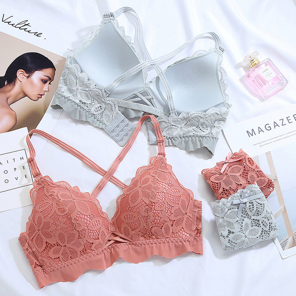 Moderns sieviešu divdaļīgs komplekts, kurā ietilpst krūšturis ar krusteniskām siksnām un bikini