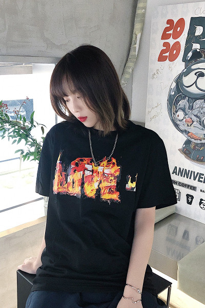 Vaba kirjaga T-särk lühikeste varrukatega