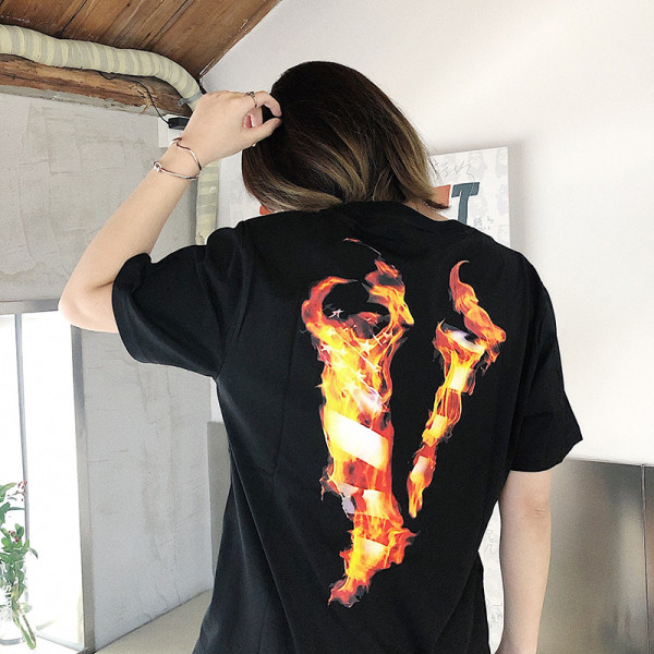 Vaba kirjaga T-särk lühikeste varrukatega