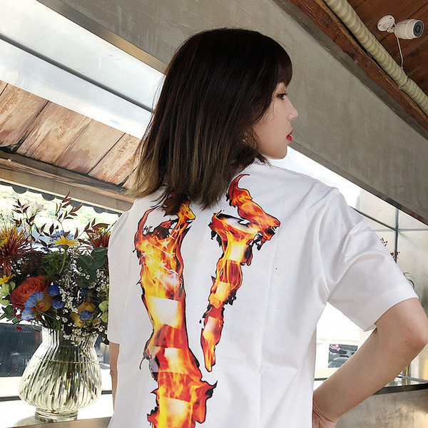 Vaba kirjaga T-särk lühikeste varrukatega