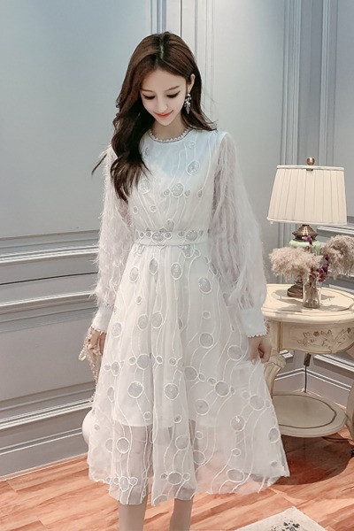 Stilingas moteriškos kirpimo suknelės modelis ilgomis rankovėmis ir kutais